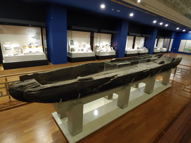 ▲ 월지에는 가장 오래된 목선이 발굴됐다. 3인용 보트 형식으로 신라시대에 뱃놀이를 즐겼던 것으로 추정된다. 국립경주박물관 월지관에 전시되고 있다.