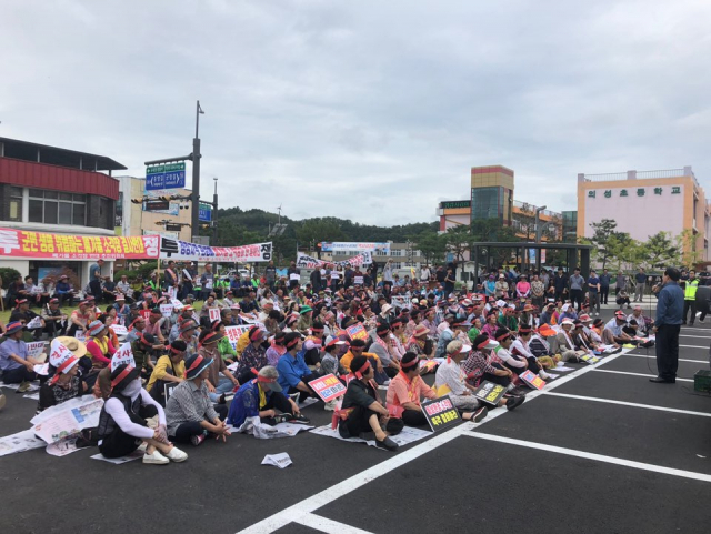▲ 폐기물처리업 소각장 신설에 반대하는 의성지역 주민들이 9일 의성군청 앞 마당에서 반대집회를 벌이고 있다.
