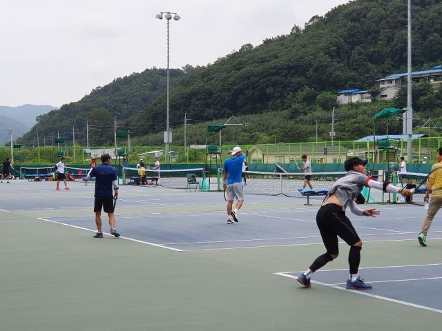 ▲ 제5회 군위삼국유사 전국동호인 테니스대회가 지난 8일 막을 내렸다. 사진은 이번 대회에 참가한 선수들이 경기하는 모습.