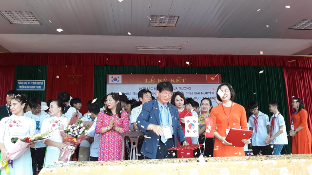▲ 의성중학교는 상호방문형 국제교류 사업의 일환으로 베트남 타이응우옌성의 냐쨩 중학교를 방문해 업무협약을 체결했다.