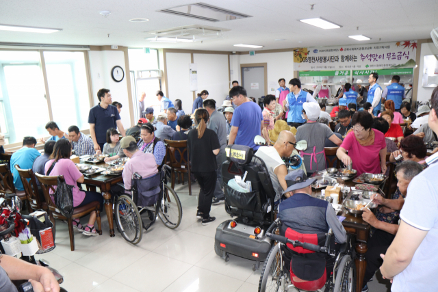 ▲ 영천시장애인종합복지관은 최근 지역 장애인 200여 명에게 무료급식을 제공했다.