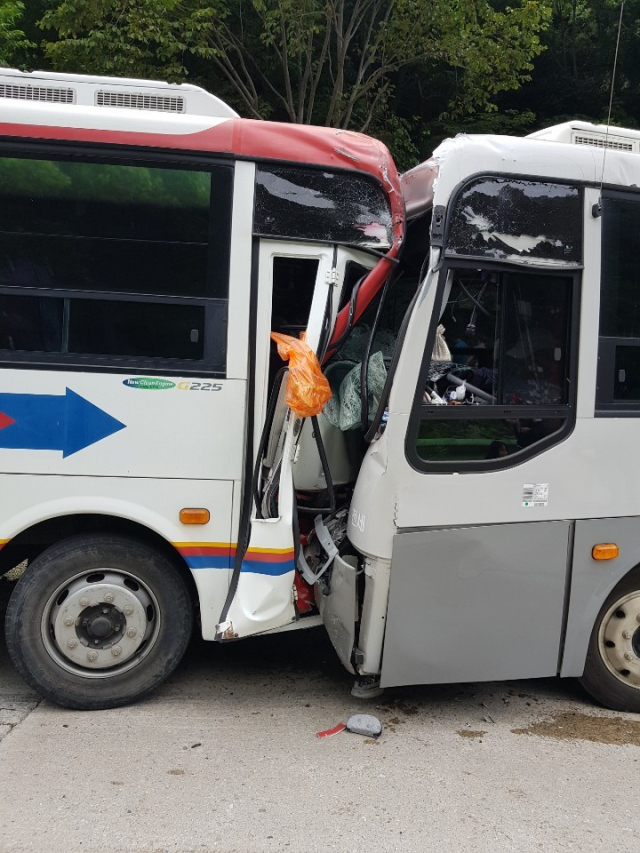 ▲ 지난 14일 오후 울릉읍 봉래폭포 인근 도로에서 관광버스 2대가 충돌했다. 이 사고로 버스 두 대가 크게 파손됐고, 관광객 37명이 부상을 당했다.