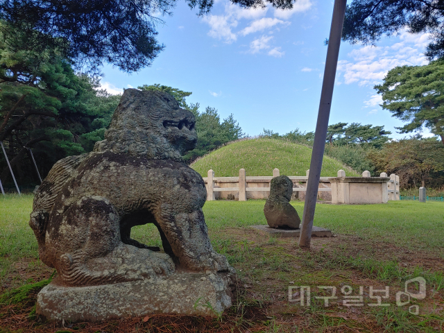 ▲ 성덕왕릉 동서남북에 4구의 사자상이 정교하게 새겨진 예술품으로 남아 있다.