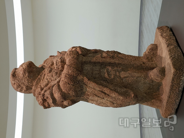 ▲ 완벽한 모습으로 남아 있는 성덕왕릉의 원숭이 신상. 국립경주박물관에 전시되고 있다.