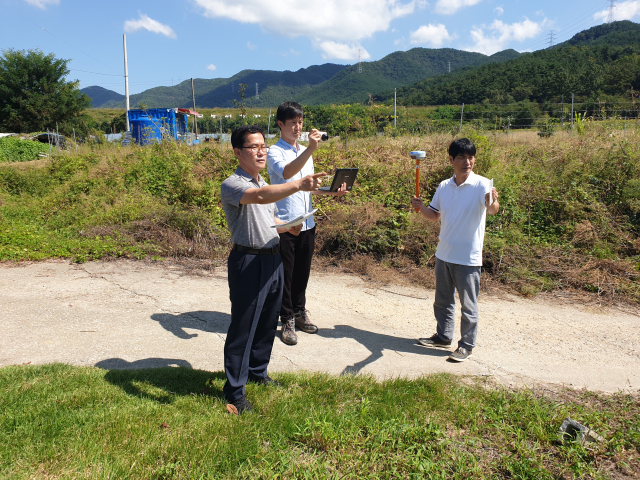 ▲ 박준훈 대구지방조달청장(사진 왼쪽)이 국유재산 실태조사 현장 점검을 하고 있는 모습.
