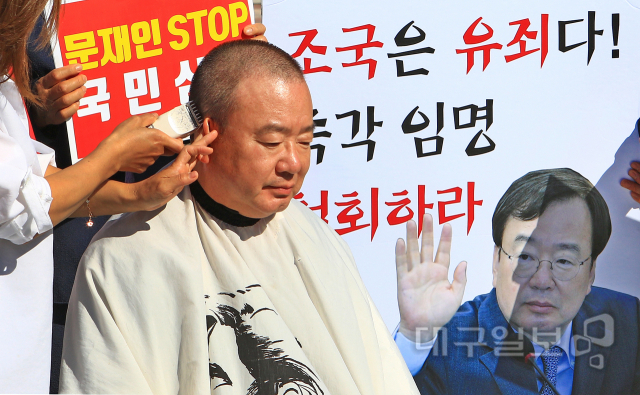 ▲ 자유 한국당 대구·경북 의원들 중 처음으로 삭발하고 있는 강효상 의원.