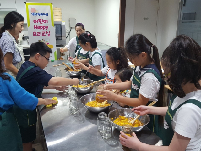 ▲ 어린이 HAPPY요리교실에 참가한 학생들이 화과자를 만들고 있다.