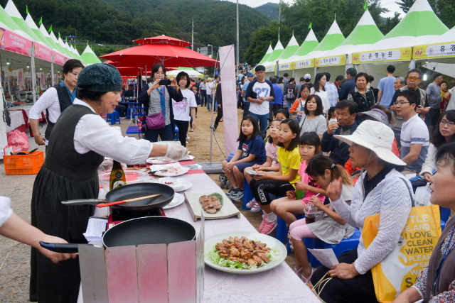 ▲ 오미자축제가 오는 20일부터 22일까지 3일간 문경시 동로면 둔치에서 열린다. 사진은 지난해 축제 모습.