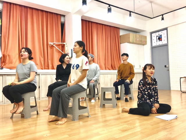▲ 학교 폭력 예방을 위한 뮤지컬 공연을 앞두고 출연 배우들이 연습하고 있다.