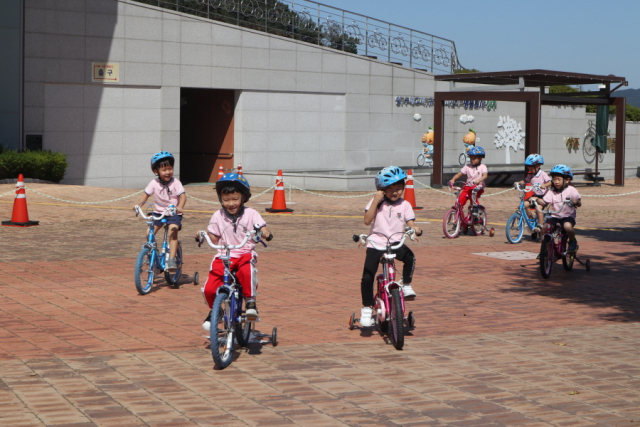 ▲ 상주감꽃유치원유아들이 상주자전거박물관에서 자전거타기 현장체험을 하고 있다.