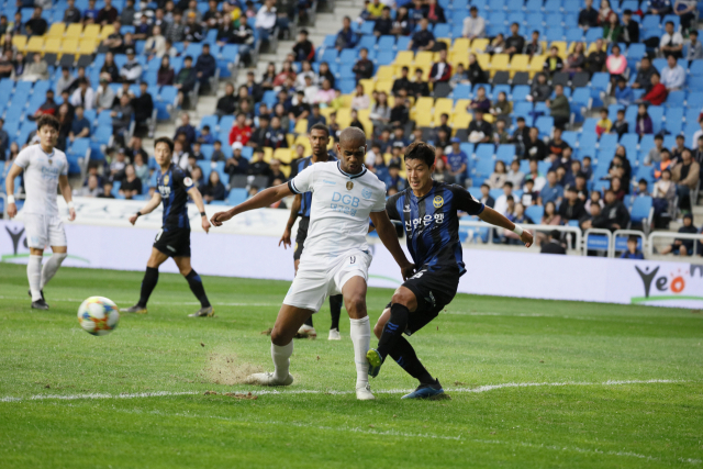 ▲ 대구FC는 22일 열린 인천유나이티드와 경기에서 1-1로 무승부를 기록했다. 사진은 에드가가 공격하는 모습.