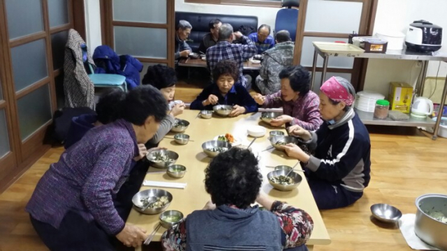 ▲ 화산마을 주민들은 지난날 배고픔을 기억하며 현재에도 매일 점심, 저녁을 마을 공동급식으로 해결한다. 사진은 주민들이 저녁식사를 하는 모습.