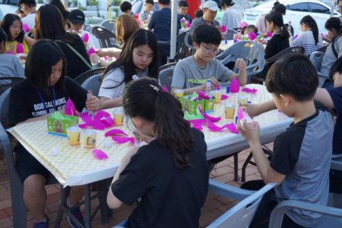 ▲ 김천 직지나이트 투어에 참가한 학생들이 연등만들기 체험을 하고 있다.