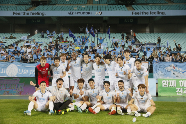 ▲ 지난 25일 대구FC 선수단이 전북 현대를 잡고 팬들과 함께 기쁨을 나누고 있다.