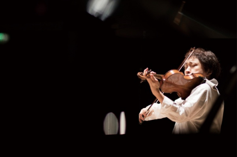 ▲ 세계적인 바이올린리스트 정경화의 바이올린 연주 모습.