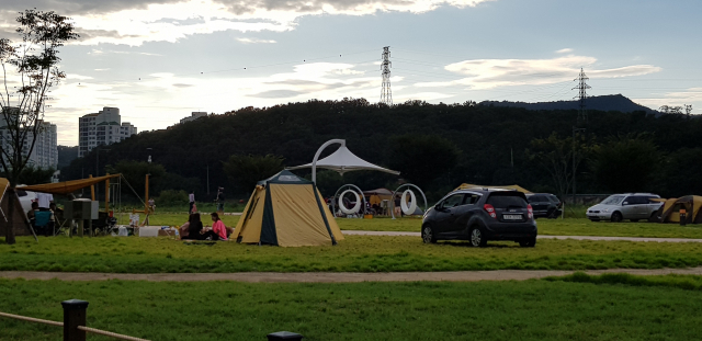 ▲ 대구 북구에 조성된 ‘금호강 오토캠핑장’은 지난 20일 개장식을 열고 첫 운영에 들어갔다. 사진은 시민들이 캠핑장을 이용하고 있는 모습.