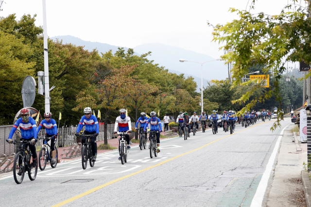 ▲ 2019 낙동미로 릴레이 자전거축제 참가자들이 자전거를 타고 상주시 일원을 달리고 있다.