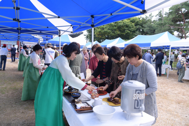 ▲ 영천다도회는 영천시 조양각에서 시민을 위한 찻자리 행사를 개최했다.