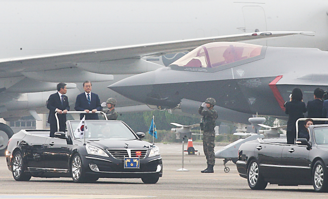 ▲ 문재인 대통령이 1일 대구 공군기지에서 열린 국군의 날 행사에서 스텔스 전투기인 F-35A를 사열하고 있다. 연합뉴스