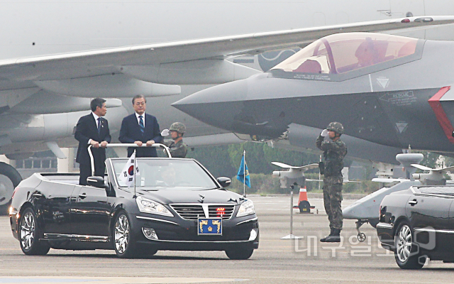 ▲ 문 대통령이 공군 전력 사열을 하며 F-35A 스텔스 전투기 앞을 지나고 있다.