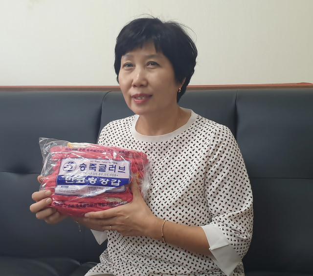 ▲ 정선희 송죽글러브 대표가 천연 라텍스 소재로 생산한 반코팅 면장갑에 대해 소개하고 있다.