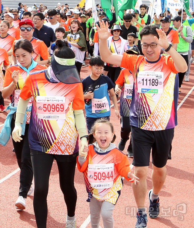 ▲ 가족과 연인, 지인이 함께 즐기는 ‘제12회 청도반시 전국마라톤대회’
