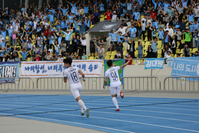 ▲ 6일 열린 K리그1 정규리그 마지막 라운드에서 성남FC를 상대로 결승골을 넣은 대구FC 신창무가 팬들 앞에서 세레모니를 하고 있다.