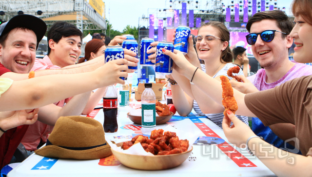 ▲ 올해 대구치맥페스티벌 축제를 찾은 외국인 관광객이 시민들과 함께 시원한 맥주와 치킨을 먹으며 즐기고 있다.