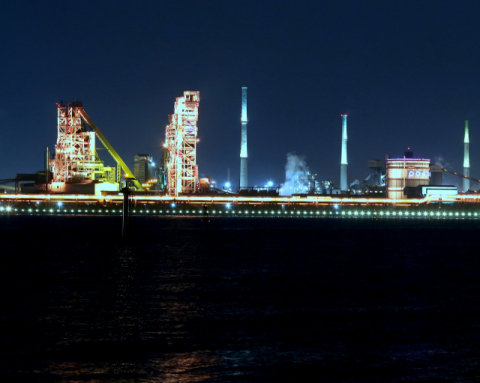 ▲ 포항제철소 형산강변 경관 조명이 세계 최대 길이로 재설치된다. 사진은 형산강변에서 보이는 포항제철소 야경.