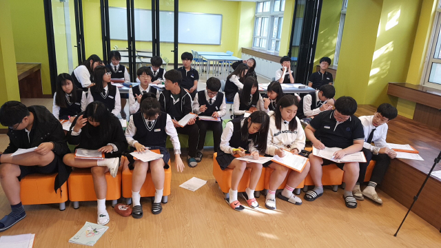 ▲ 입성중학교의 미래복합 교육공간인 '도토리'에 모인 학생들 모습