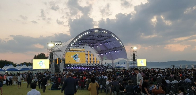 ▲ 지난달 대구 달성군에서 열린 사문진 100대 피아노 콘서트에 모인 관중들 모습.