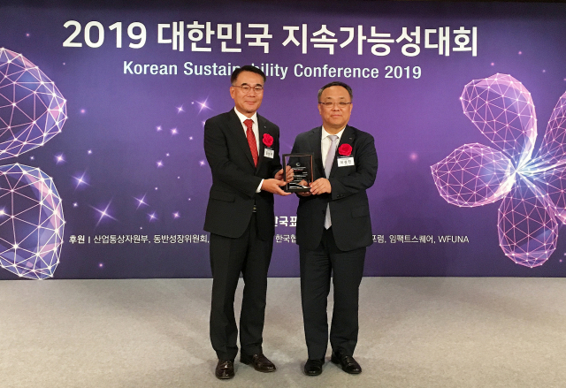 ▲ DGB금융그룹이 지난 18일 ‘2019년 대한민국 지속가능성 대회’에서 ‘대한민국 지속가능성 보고서상(KRCA)’을 6년 연속(총 9회) 수상했다.
