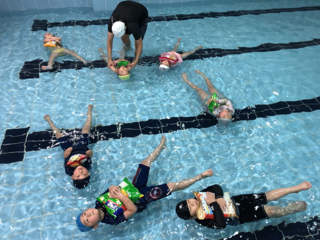 ▲ 대구시교육청이 유아들의 물 적응력을 높이기 위한 생존수영 수업을 펼치고 있다. 사진은 과자봉지를 이용해 물에 뜨는 연습을 하고 있는 유아들 모습.