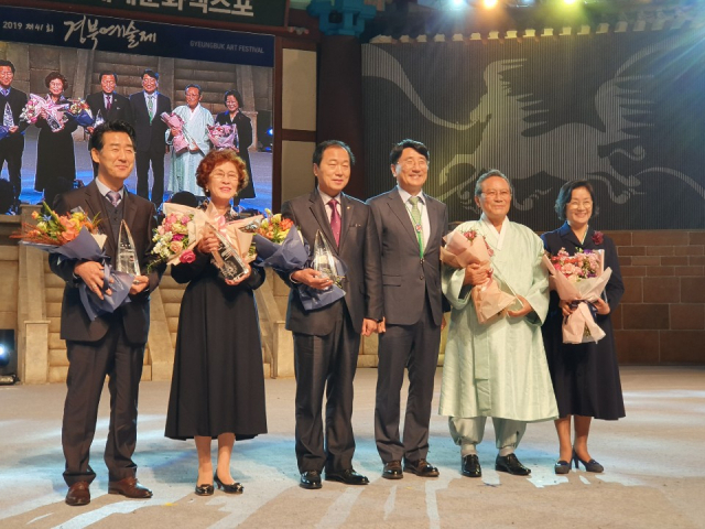 ▲ 조용하 청송문화원장(사진 오른쪽에서 두 번째)이 경북도 문화상을 수상하고 있다.