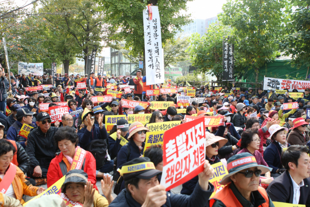 ▲ 30일 오후 국회의사당 앞에서 포항시민 3천여 명이 포항지진 특별법 제정을 요구하는 구호를 외치고 있다.