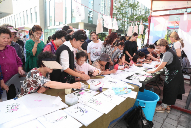 ▲ 2019 동아시아 대구보자기축제가 9~10일 코오롱야외음악당에서 열린다. 사진은 지난해 보자기 축제 모습.