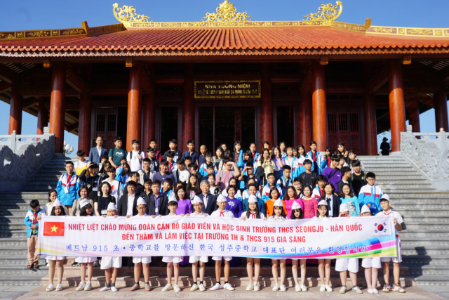 ▲ 성주중학교 국제교류단 33명은 지난달 29일부터 지난 2일까지 베트남 타이응우옌 성에 있는 ‘915 Gia Sang Primary and Secondary School’를 방문했다.