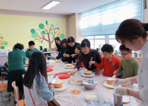▲ 경산 사동초등학교가 사제동행 ‘토닥토닥 멘토링’ 프로그램을 진행했다. 시진은 교사와 학생이 함께 케이크를 만드는 모습.