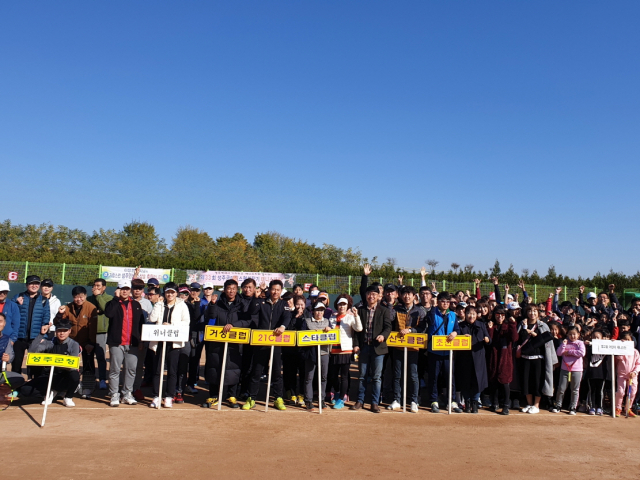 ▲ 성주군테니스협회장기 대회가 생활체육공원 테니스장에서 테니스 동호인 150여 명이 참석한 가운데 개최됐다.
