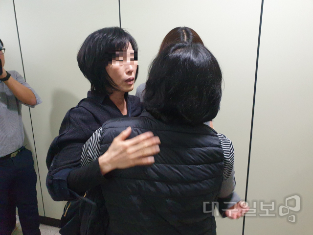 ▲ 12일 박단비 소방대원의 시신 수습 소식을 들은 다른 실종자 가족이 박 대원 어머니를 안고 눈물을 흘리고 있다.