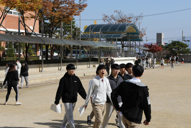 ▲ 점심시간을 이용해 운동장을 걷고 있는 구미 사곡고 학생들 모습.