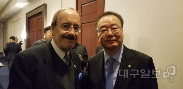 ▲ 강효상 의원(우측)과 엘리엇 엥걸 미국 하원 외교위원장
