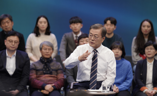 ▲ 문재인 대통령이 19일 오후 서울 상암동 MBC에서 '국민이 묻는다, 2019 국민과의 대화'를 하고 있다. 연합뉴스