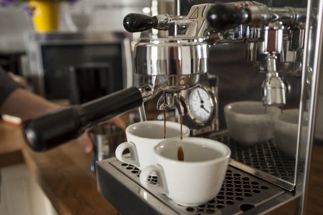 ▲ 커피의 맛은 ‘추출 방식’에 의해 좌우된다. 추출 방식은 곧 ‘시간’을 의미하는데 입자, 물 온도, 로스팅 정도에 따른 차이다.