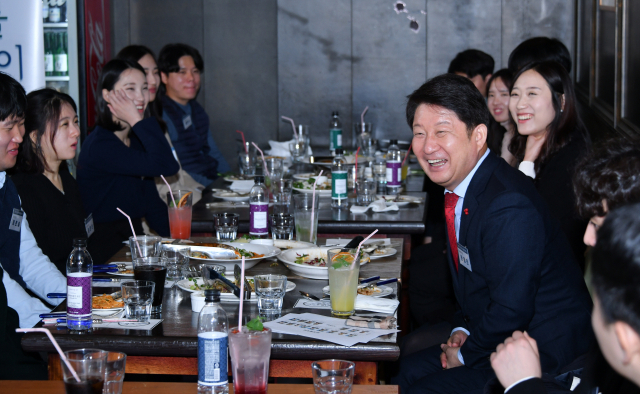 ▲ 권영진 대구시장이 20일 동성로 한 식당에서 1990년생 공무원 15명과 점심식사를 함께 하며 환하게 웃고 있다.