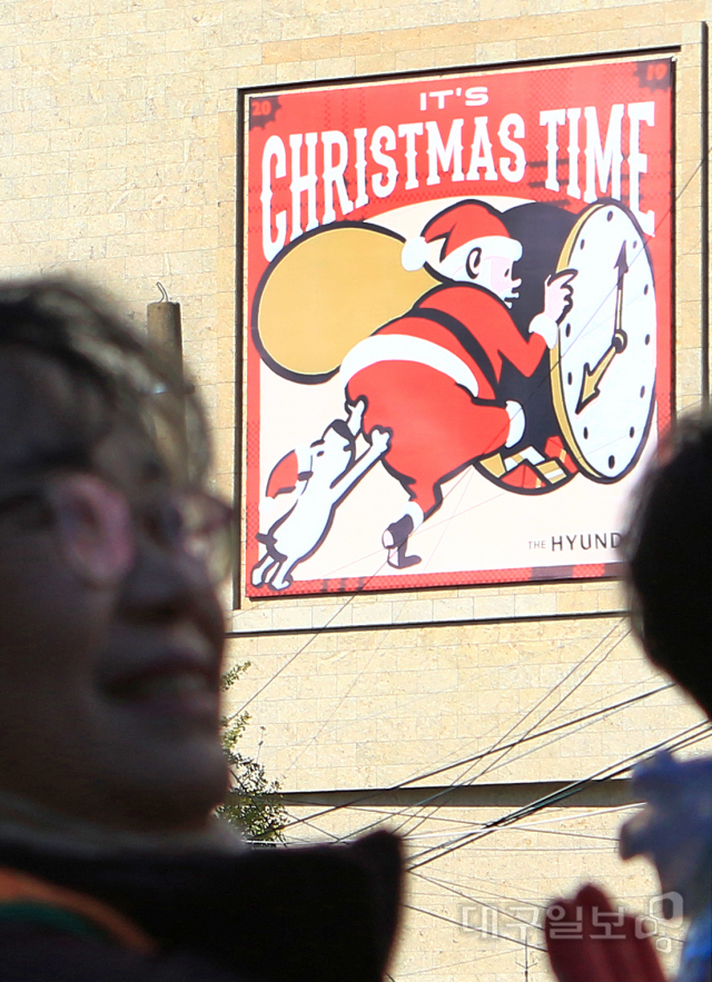 ▲ 21일 크리스마스 시즌의 시작을 알리는 대형 홍보물이 대구 중구 현대백화점에 걸려있다.