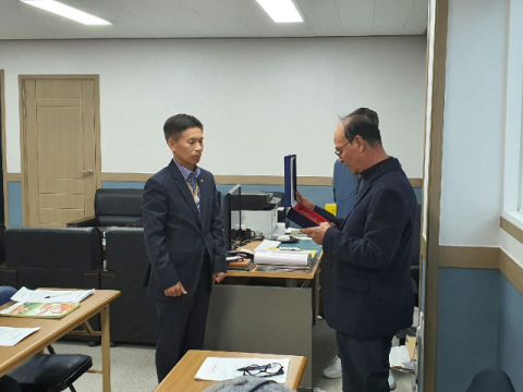 ▲ 김천포도회 이순철 회장(오른쪽)이 김천시농업기술센터 이영기 계장에게 감사패를 전달하고 있다.