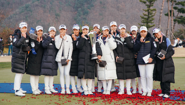 ▲ 경주 블루원CC에서 29일부터 3일간 국내외 한국여자프로골프선수들의 대회가 열린다. 지난해 대회에서 우승한 LPGA팀이 우승컵과 메달을 들고 기념촬영하고 있다.