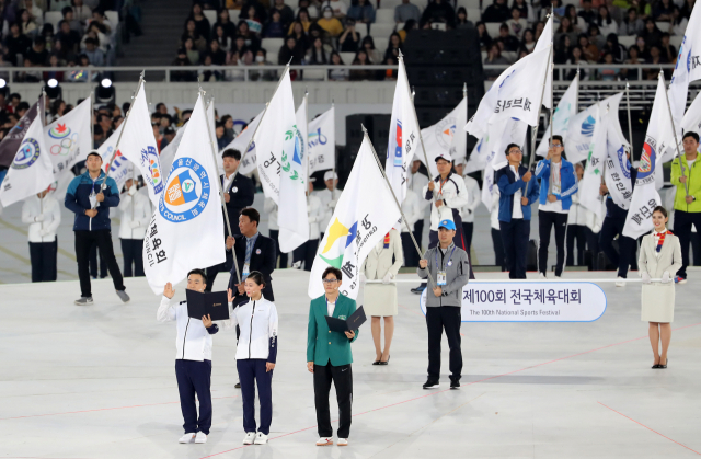▲ 서브사진1-엘리트 선수들의 축제로 매년 개최되는 전국체육대회의 개회식. 연합뉴스