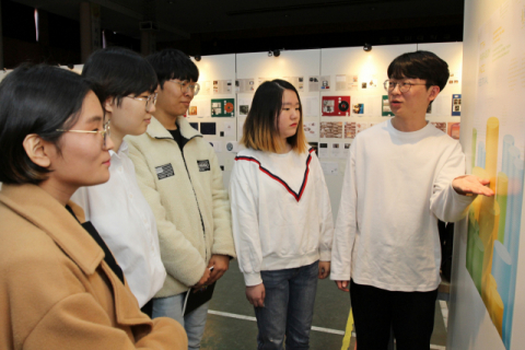 ▲ 구미대학교 김수종(25)씨가 졸업작품전을 찾은 관람객들에게 자신의 작품을 설명하고 있다. 김씨는 올해 대구에서 열린 ‘2019 치맥페스티벌 포스터 공모전’에서 최우수상을 차지한 바 있다.